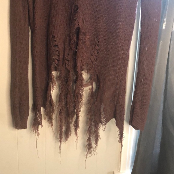 A distressed sweater - Picture 2 of 2